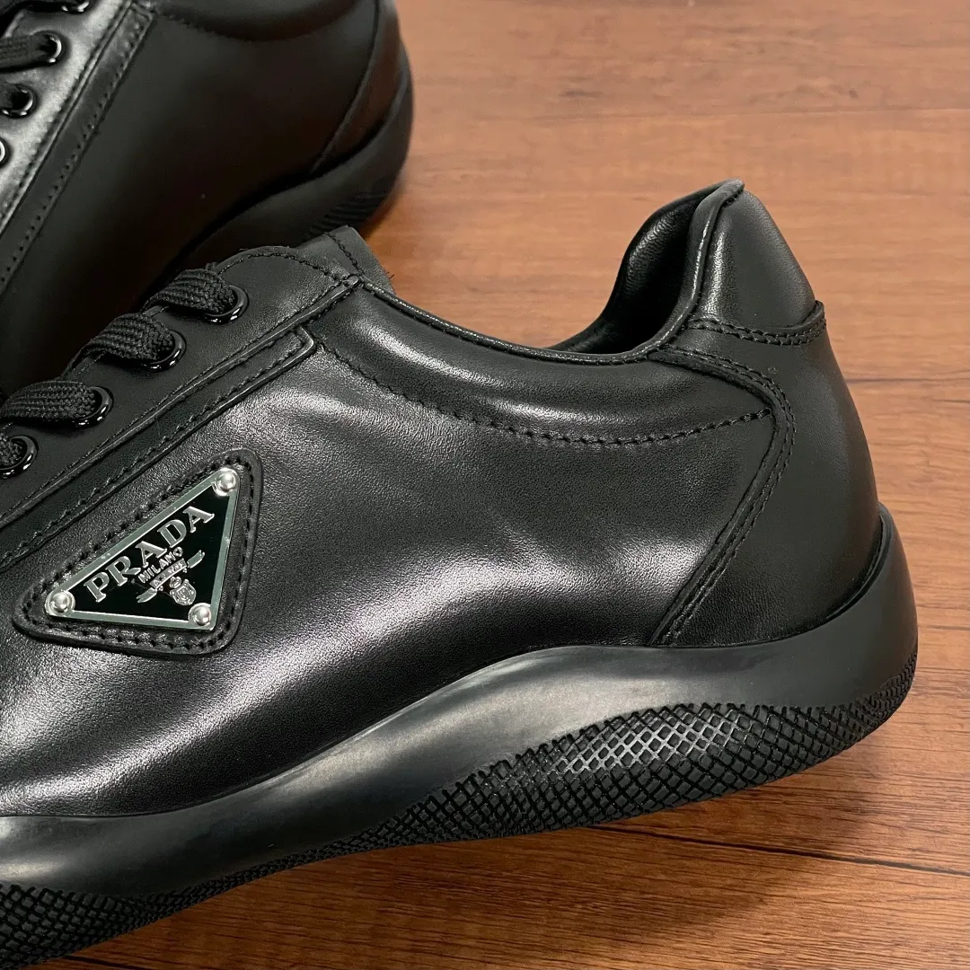 💰720 Code: YS003342 Prada/Prada men’s new leather sneakers. This sneaker is made of imported calf leather and is inspired by classic aesthetic concepts. The tongue is decorated with the recognizable P RADA MILANO embossed logo, the outside is decorated with the classic triangular metal enamel logo, and the all-metal enamel eyelets further enhance the style. Equipped with 3.5cm iconic red label lightweight elastic rubber soles, fabric and cowhide mixed lining, and silk-printed logo cowhide foot pads. The style is versatile and durable, comfortable and breathable, and comes with a full set of original packaging dust bags! Size: 39-40-41-42-43-44 Standard leather shoe size (45 can be customized but returns and exchanges are not supported) Item number: 2EE768 black